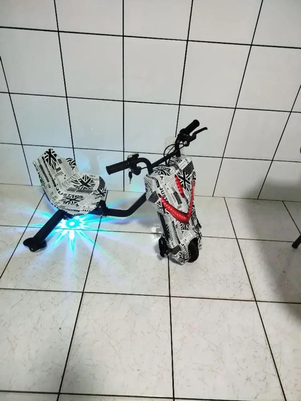 TRICICLO DRIFTING SCOOTER 8 POLEGADAS - Foto 3
