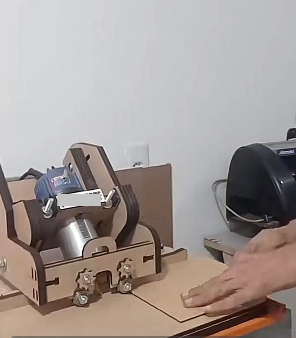 Máquina de caixa em acrílico, cartonagem e MDF  - Foto 4