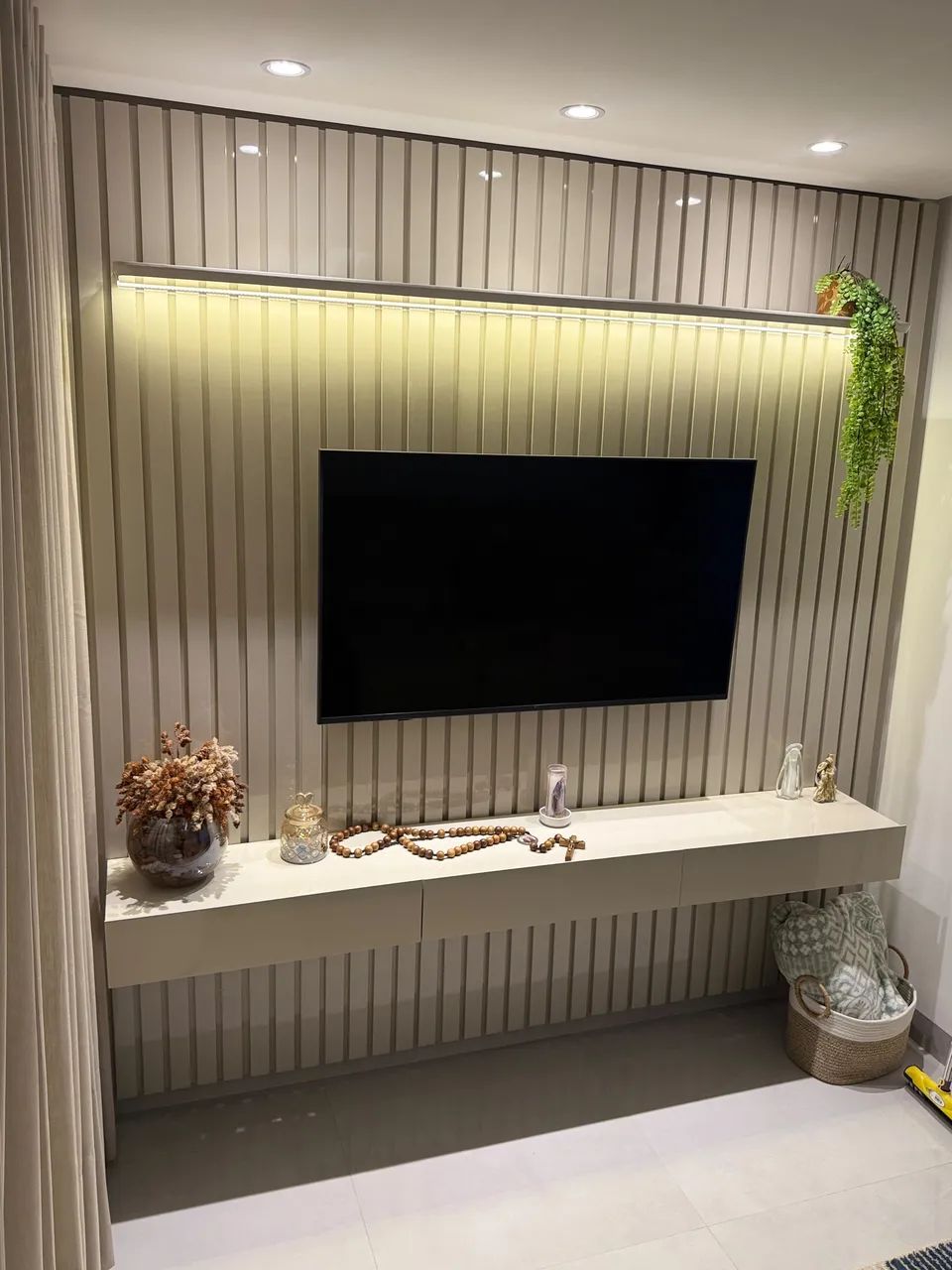 Painel de TV Ripado com Rack Suspenso e LED