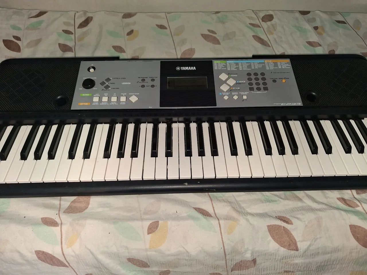 Teclado Yamaha 233 para iniciantes, acompanha capa e manual