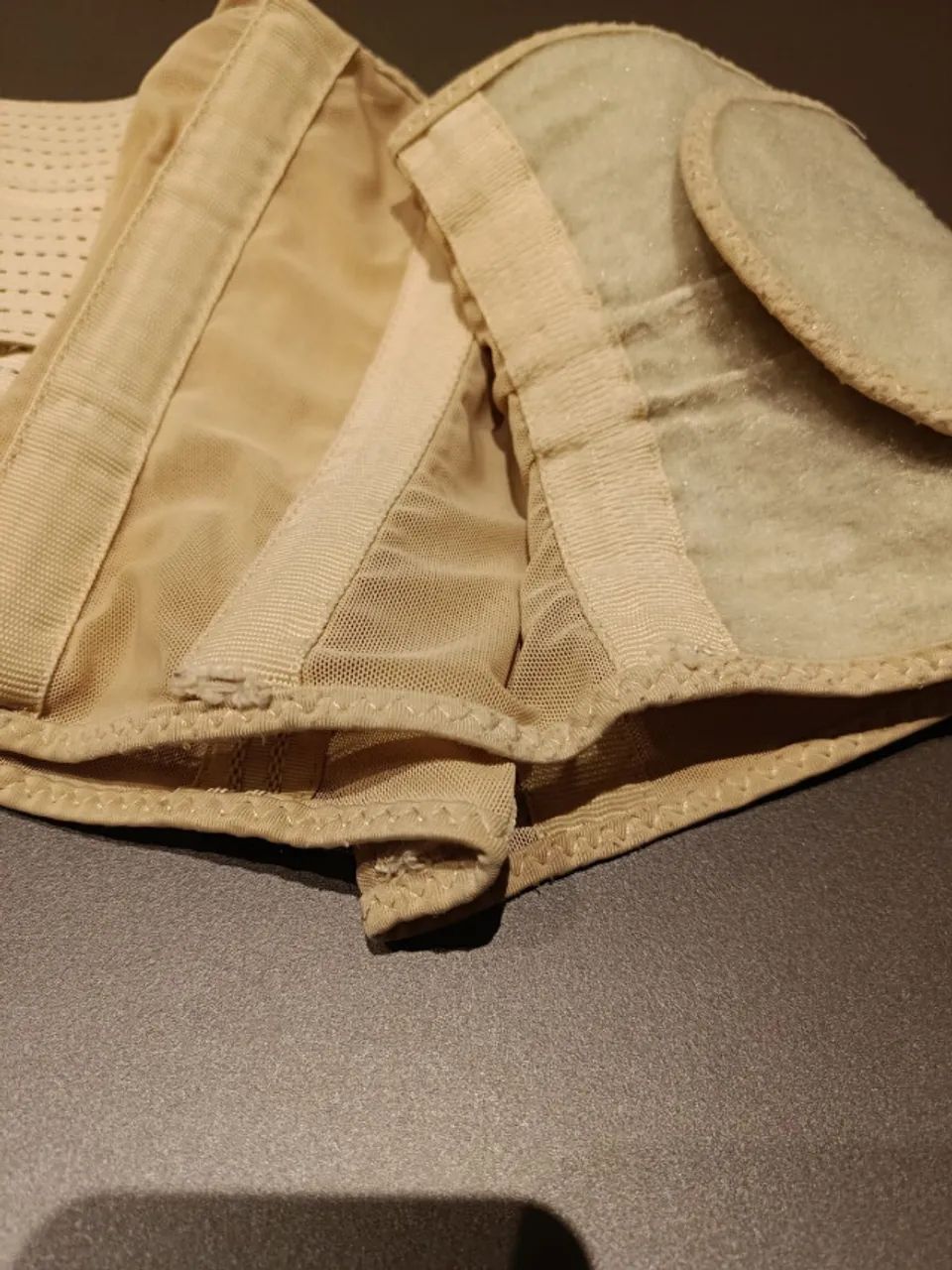 cinta modeladora abdominal de velcro com barbatanas - bege - Foto 4