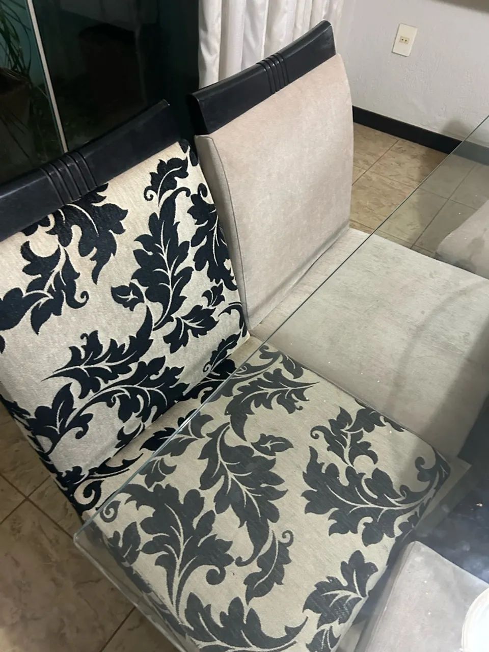 Mesa de vidro e 8 cadeiras  - Foto 3