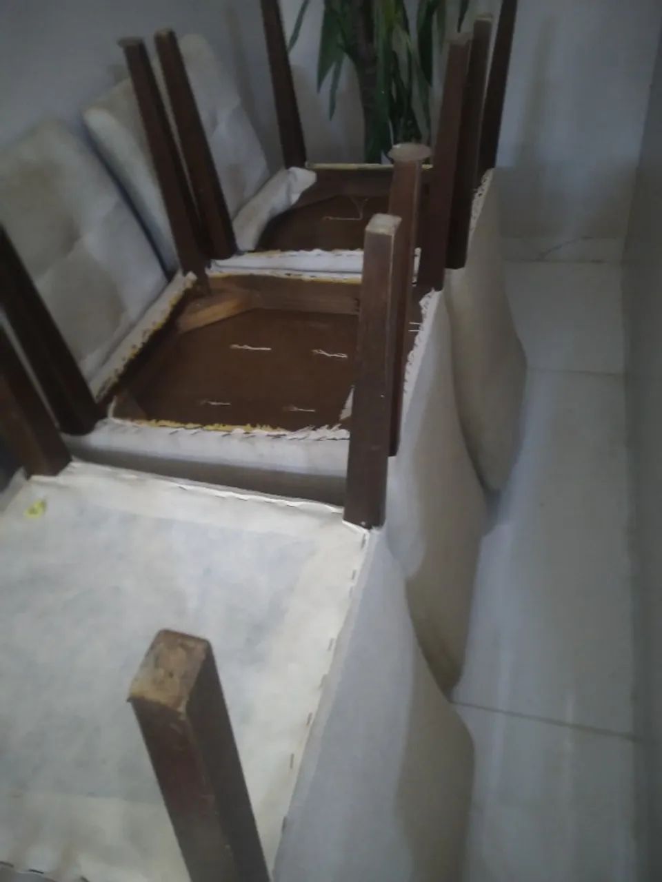 Linda mesa de jantar de vidro com base de madeira e 6 cadeiras - Foto 5