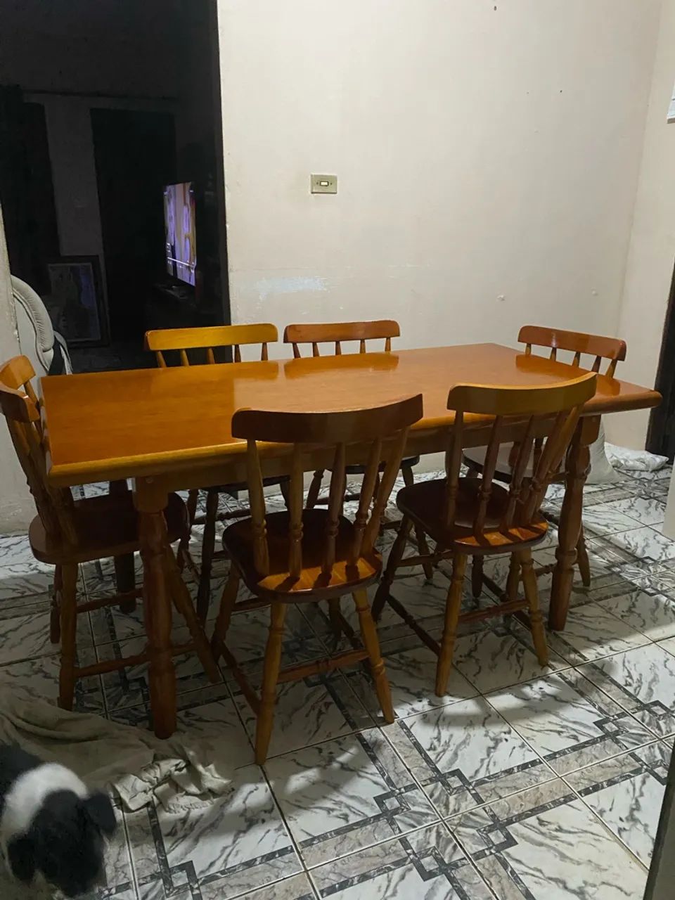 Vendo mesa de jantar de madeira com 6 cadeiras - Foto 2