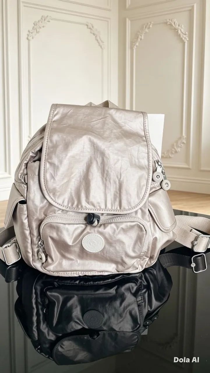 Bolsa kipling original, leve rcomprada no Japão com nf é linda e tem várias divisórias 