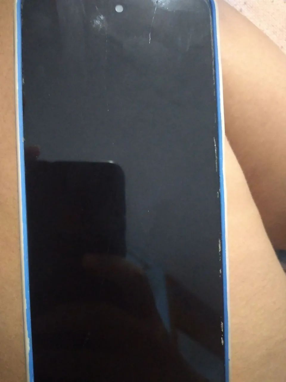 Moto G 04 Plus com marcas de uso 