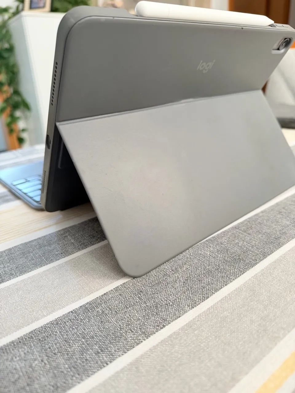 iPad Air M2 128GB 11 pol. com capa teclado trackpad Logitech - Foto 4