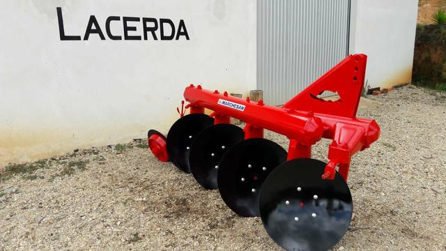 Arado tatu 4 discos trator