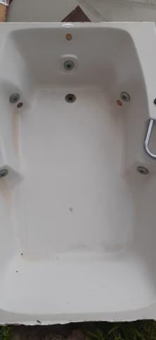 Banheira de hidromassagem está bem conservada como ver nas fotos - Foto 2