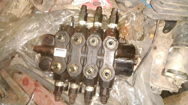 Peças para retroescavadeira New Rolland LB90 - Foto 4