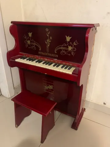 Piano Infantil em Madeira da Hering. Emite Som, porém n