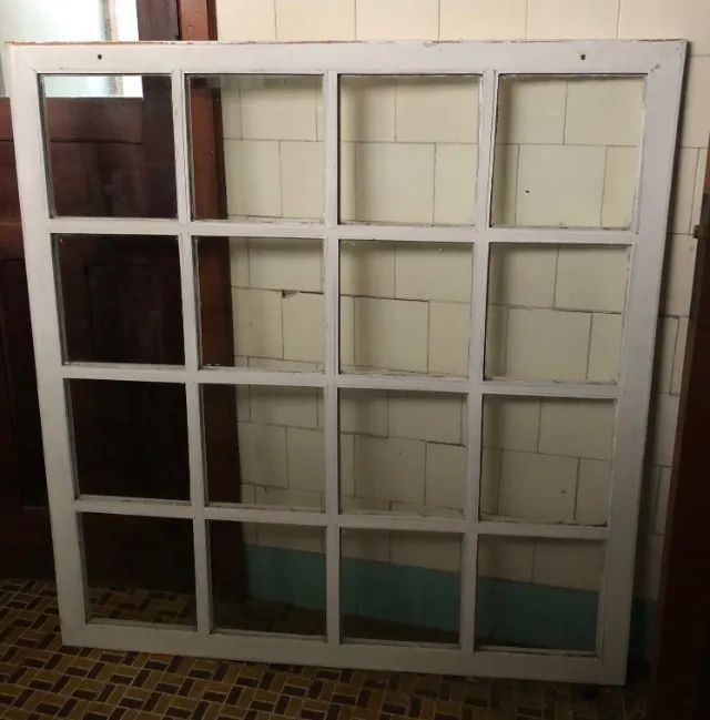 Janela antiga com vidros para decoração