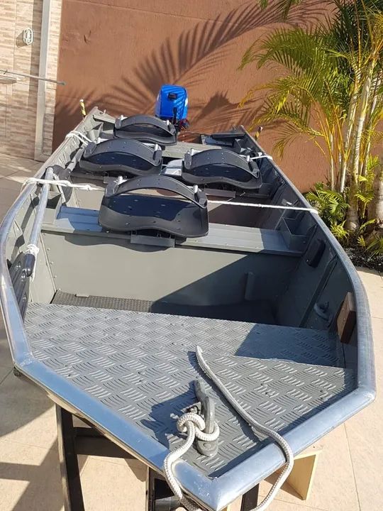 Barco de alumínio com motor de popa