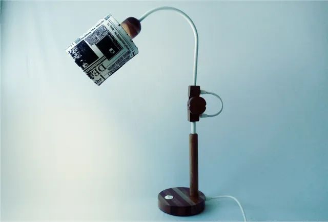 Luminária de mesa artesanal e articulável 