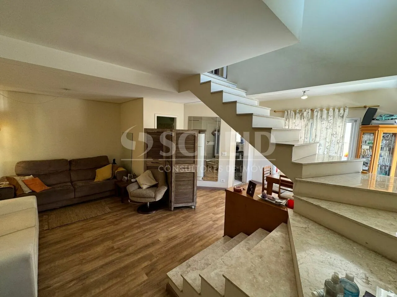 CASA EM CONDOMÍNIO - PLANTA DIFERENCIADA COM QUINTAL - 3 DORMS - 1 SUÍTE E 2 VAGAS.
