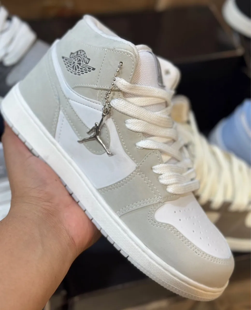 Air Jordan 1 Mid Cinza e Branco
