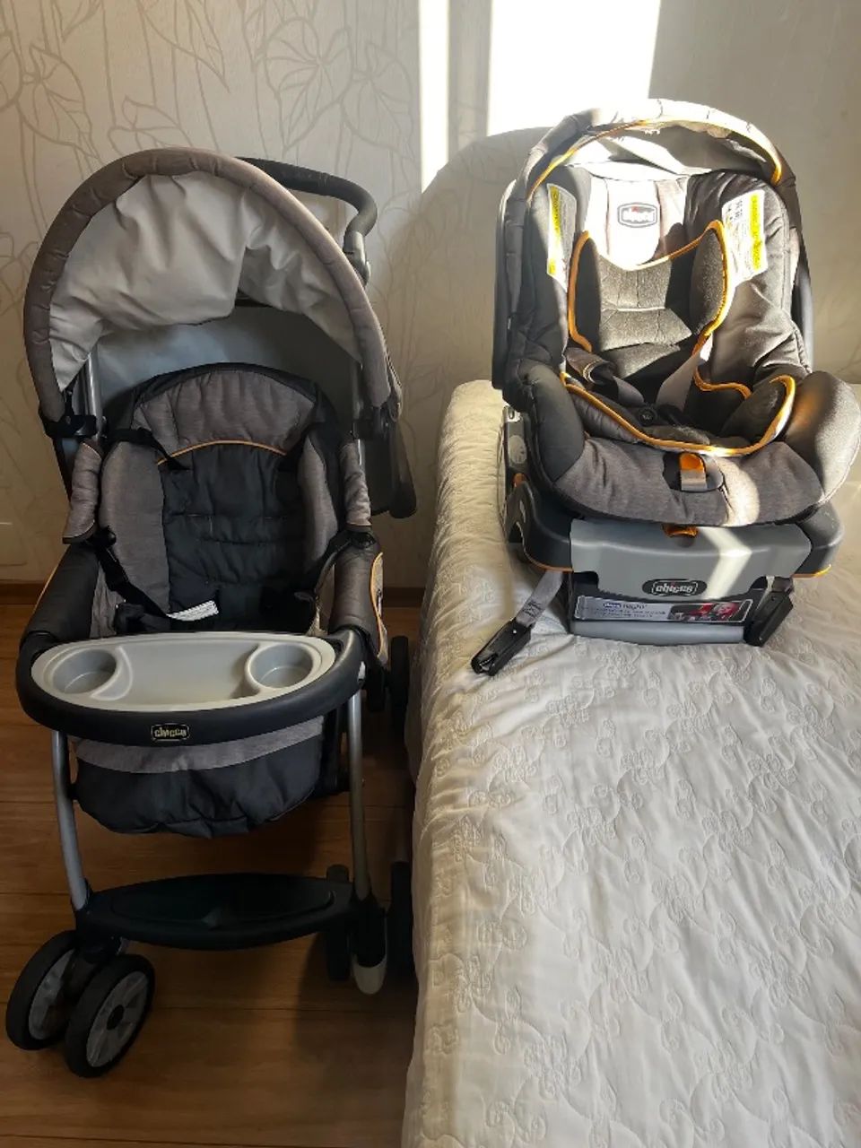 Carrinho de bebê Chicco Keyfit com bebê conforto 