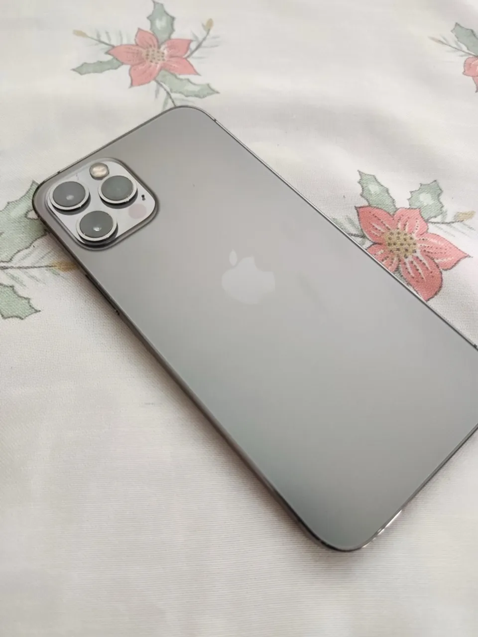 iPhone Cinza - Design Elegante e Performance Incrível!