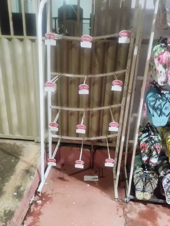 Expositor de calçados em metal branco