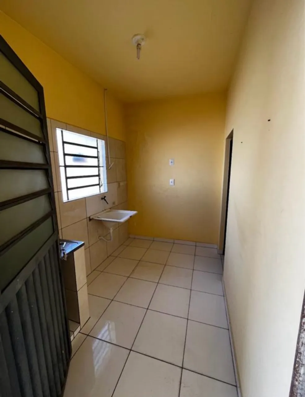 Kit net com um quarto e garagem centro