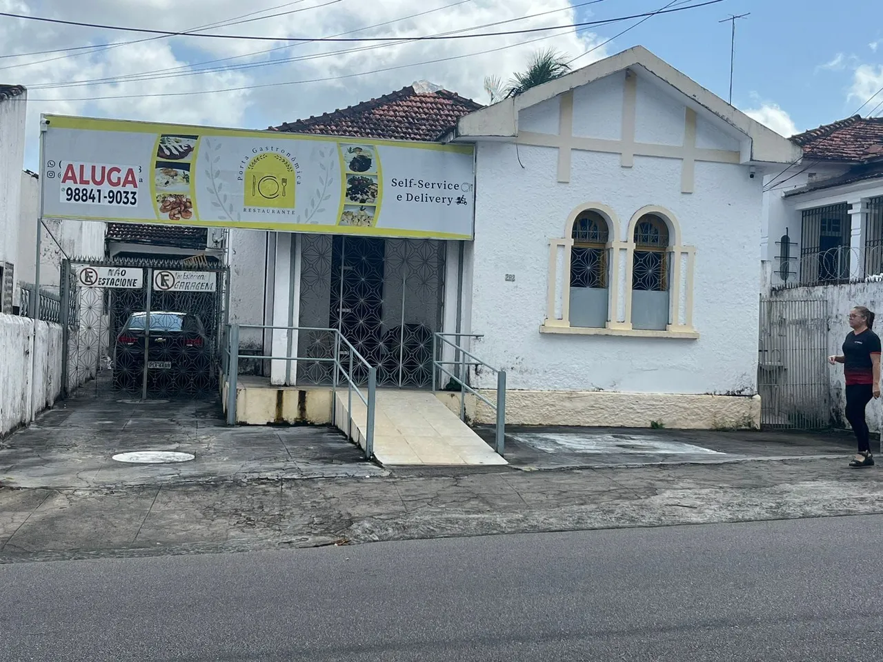 Aluga-se casa para comércio.