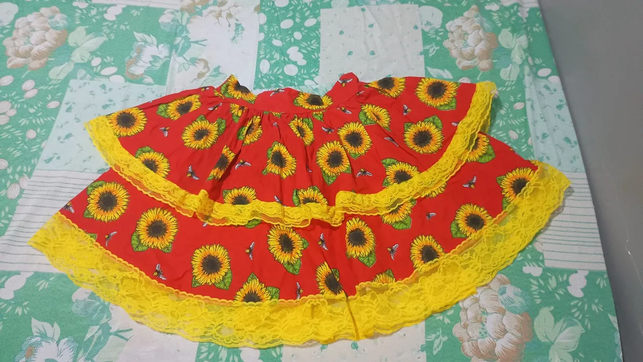 Saia de Girassol com Detalhes em Renda