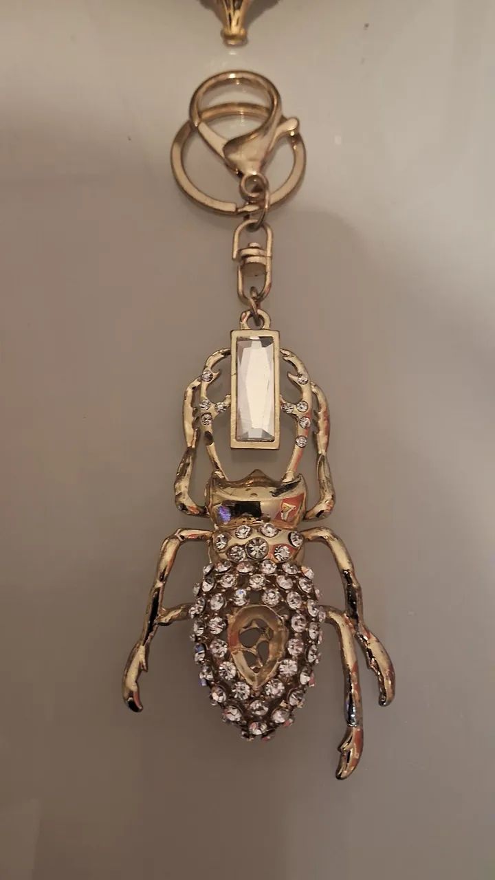 Besouro de pedrinhas Chaveiro belíssimo 