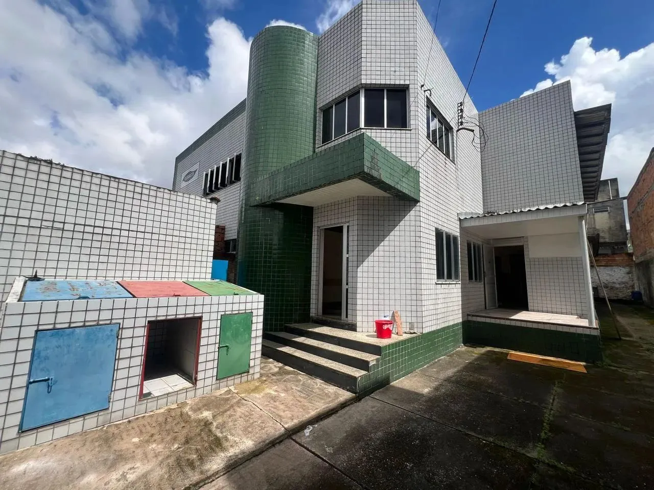Predio Comercial | 900m² | 09 Salas | Val-De-Cans