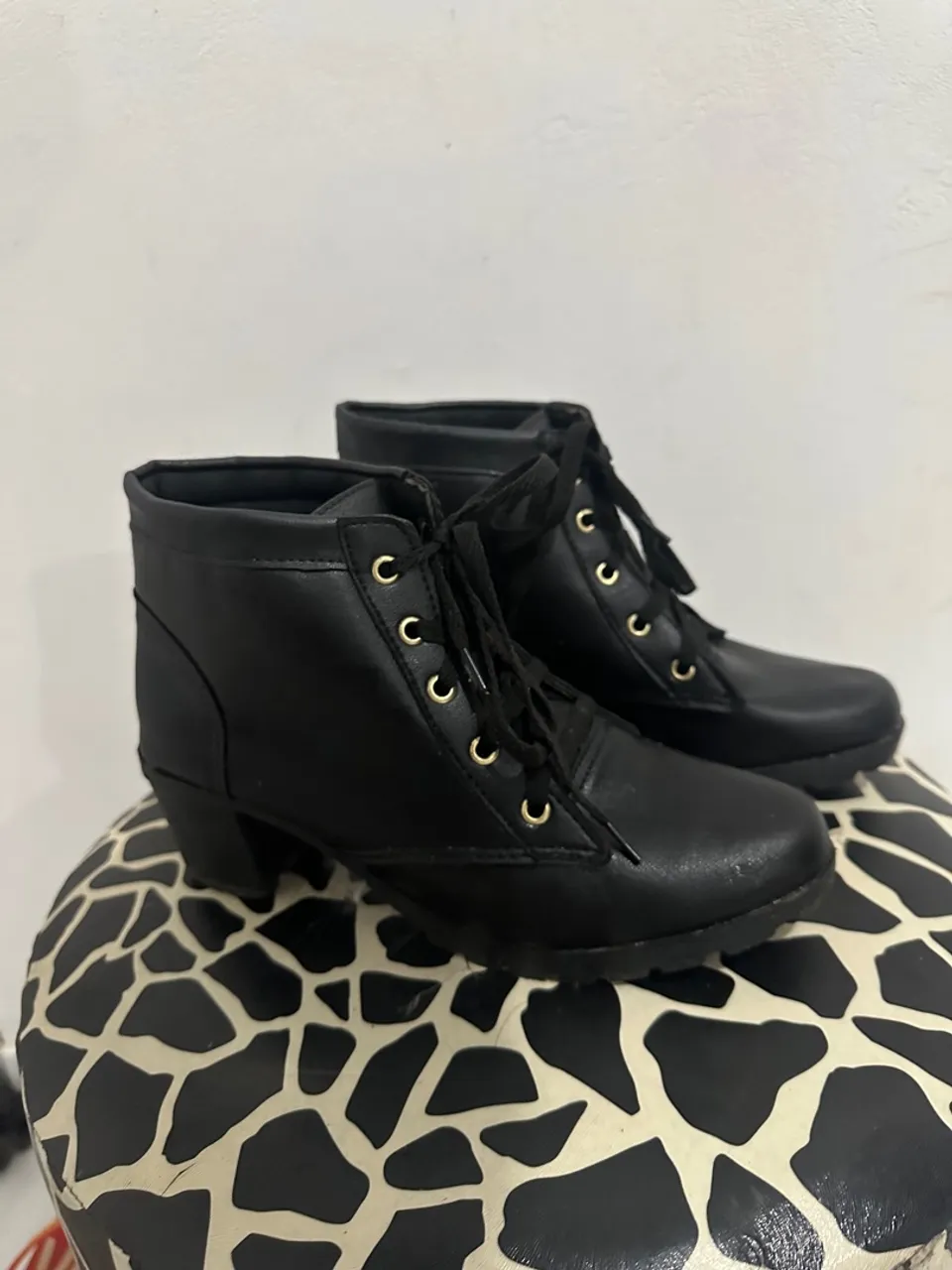 Botas Femininas de Cano Curto - Elegância e Estilo