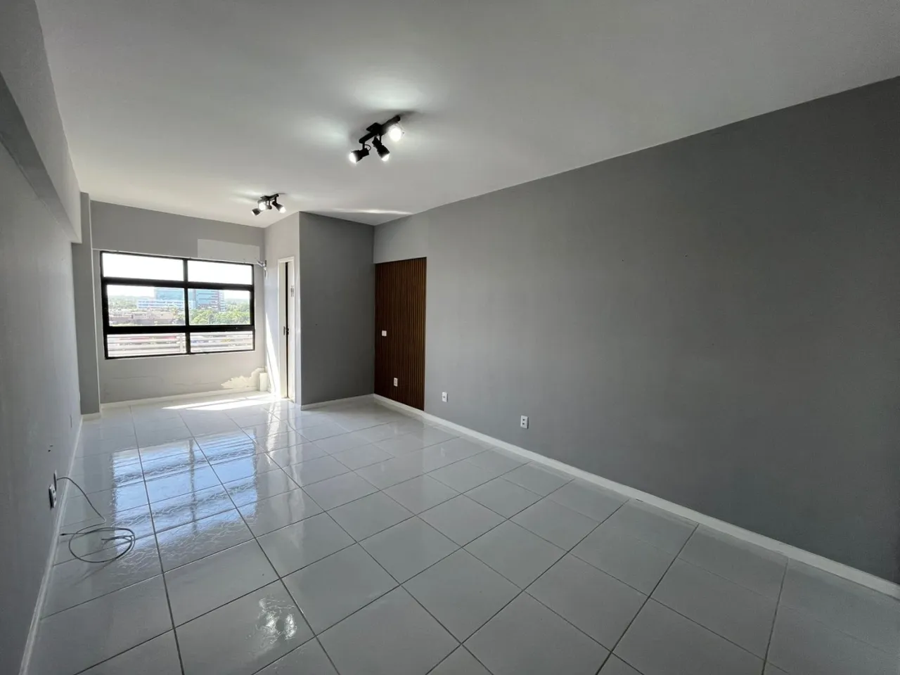 Sala Comercial para Venda em Lauro de Freitas, Vilas Do Atlântico, 1 banheiro, 1 vaga