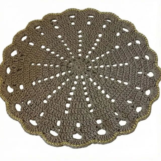 Par de Suplá Sousplat Suplar de Crochê Artesanal Cor Castanho com Bico em Fio Dourado 34cm - Foto 2