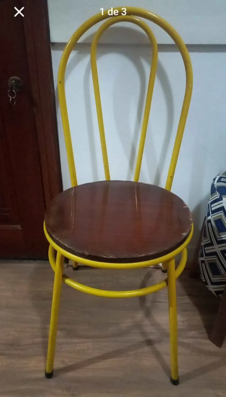 Cadeira Amarela com Assento de Madeira