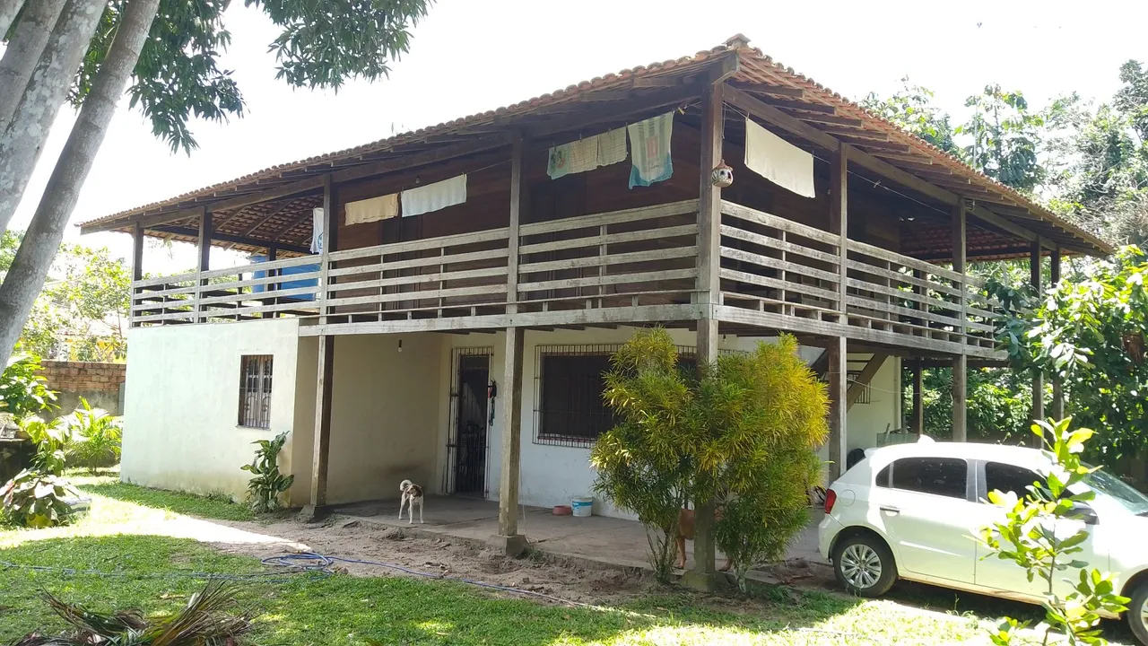 Vendo uma casa de 2 andares, com 25 m x 50 m de terreno.