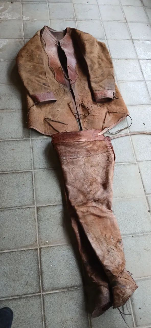 Roupa de couro pra vaqueiro (gibão e perneira) ótimo estado,pouco tempo de uso - Foto 5