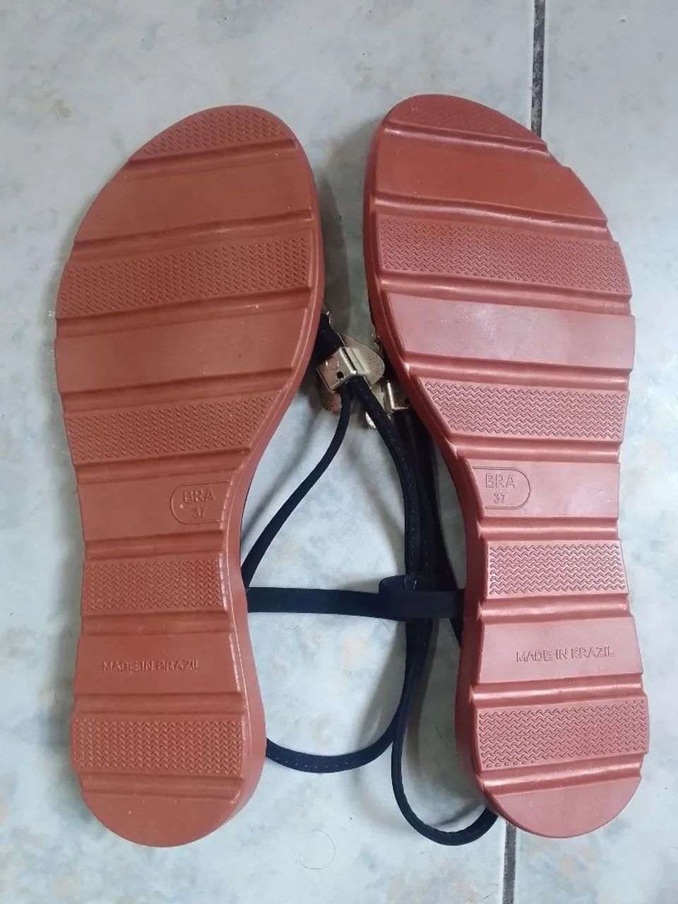 Sandália com detalhes em pedraria  - Foto 4