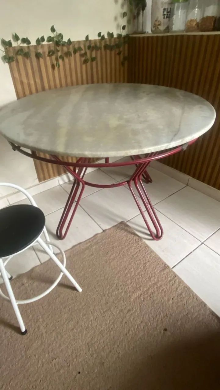Mesa de Jantar Redonda de Mármore com Base em Ferro