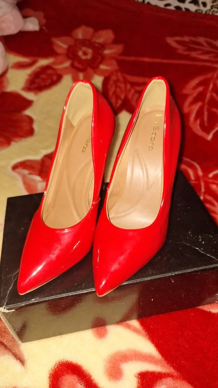 Sapatos de Salto Vermelhos - Elegância e Charme