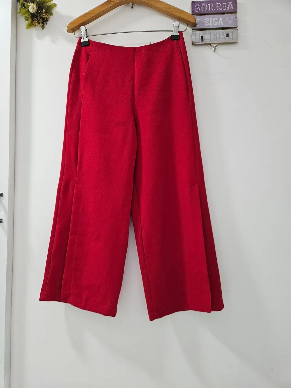 Calça vermelha estilo pantacourt