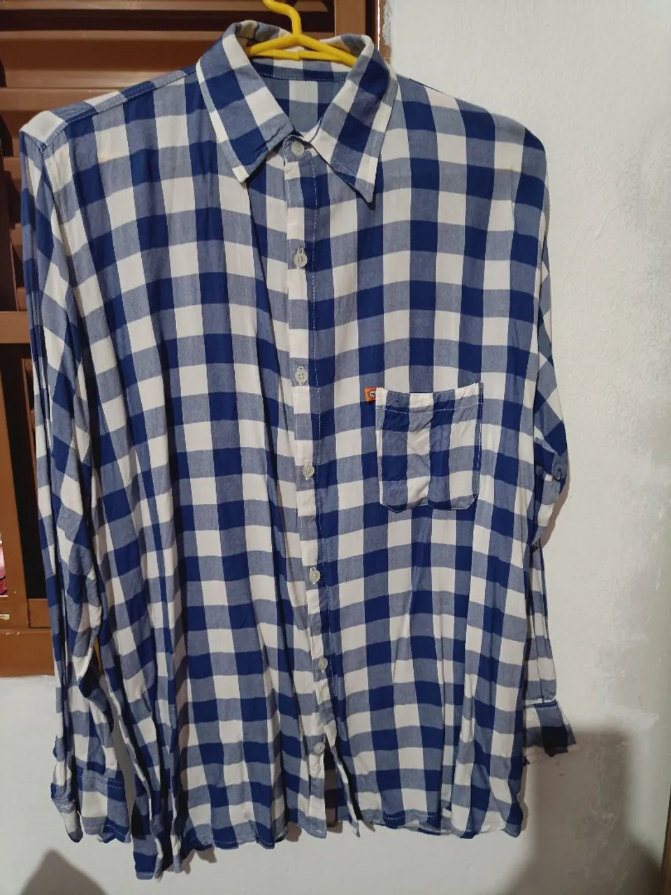 Camisa xadrez azul e branca