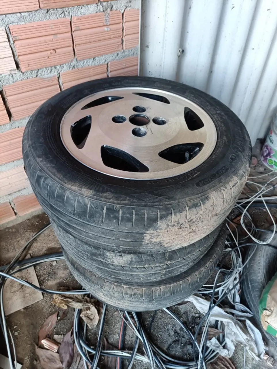 Vende-se aro com pneu semi novo valor 1.200