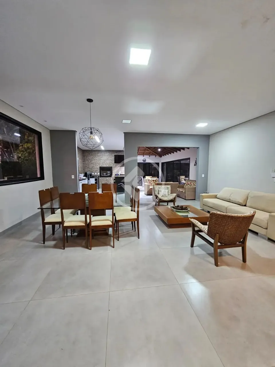 Casa condomínio horizontal de 200 m2, com 5 suítes. R$ 1.500.000,00. Chapada dos Guimarães