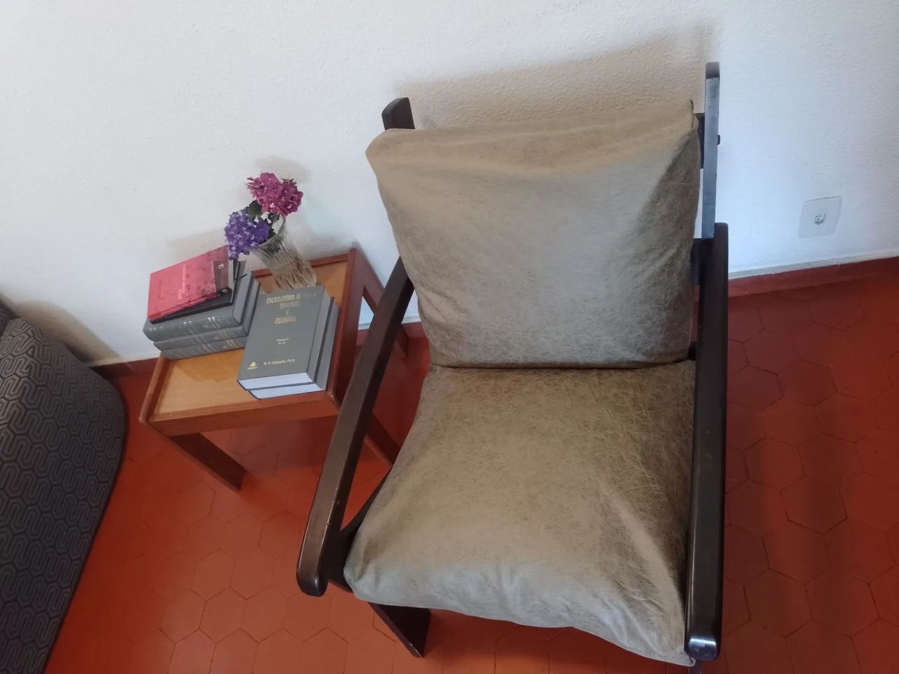 Poltrona confortável em madeira - Foto 3