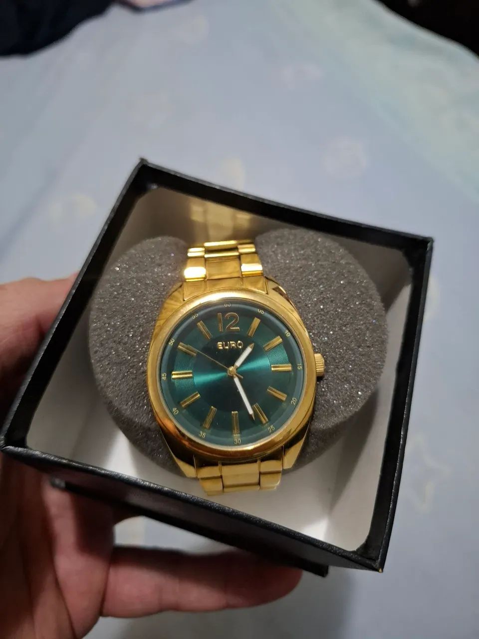 Relógio EURO dourado.