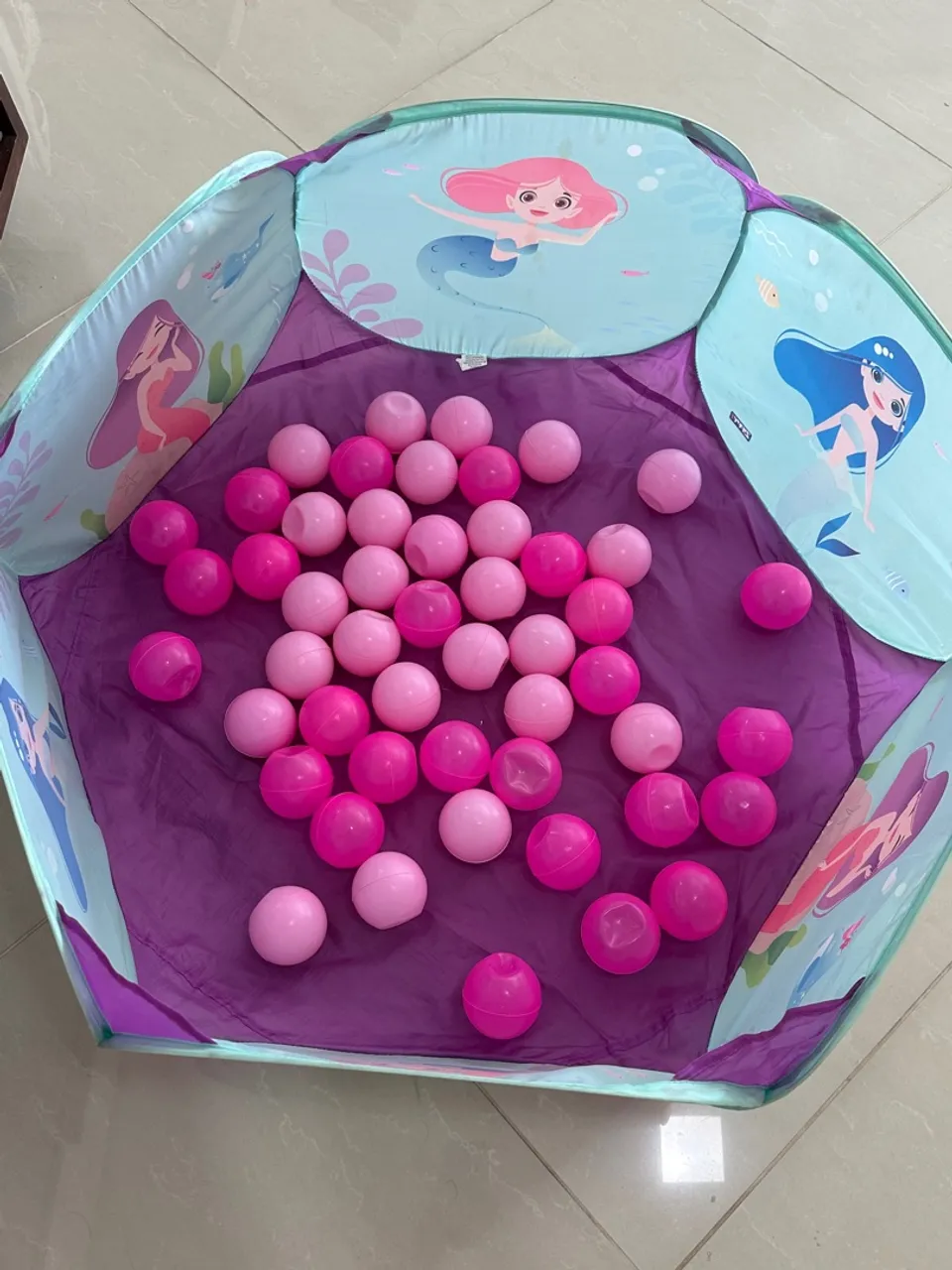 Piscina de bolinhas infantil com tema de sereia (usada e em bom estado)