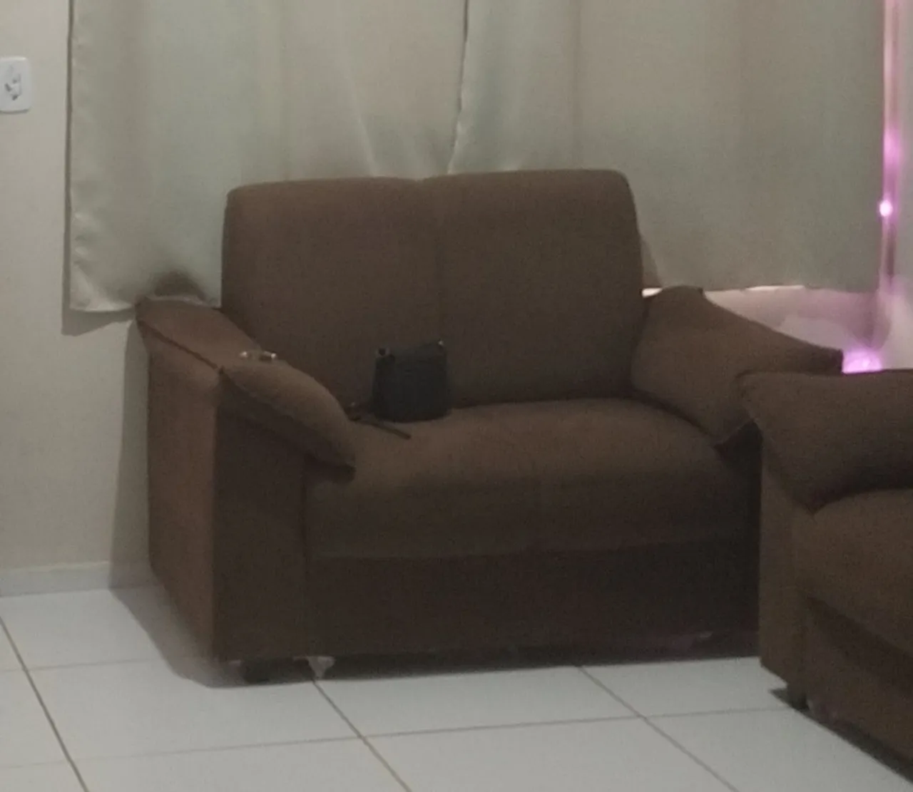 Sofá de 2 lugar marrom