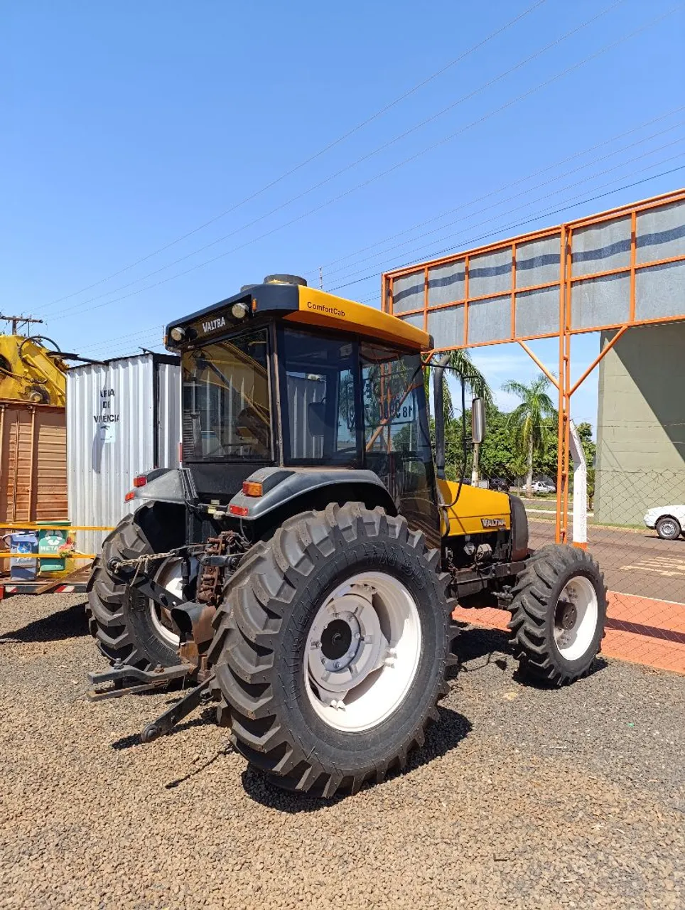 Trator Valtra Com ComfortCab - Potência e Conforto no Campo