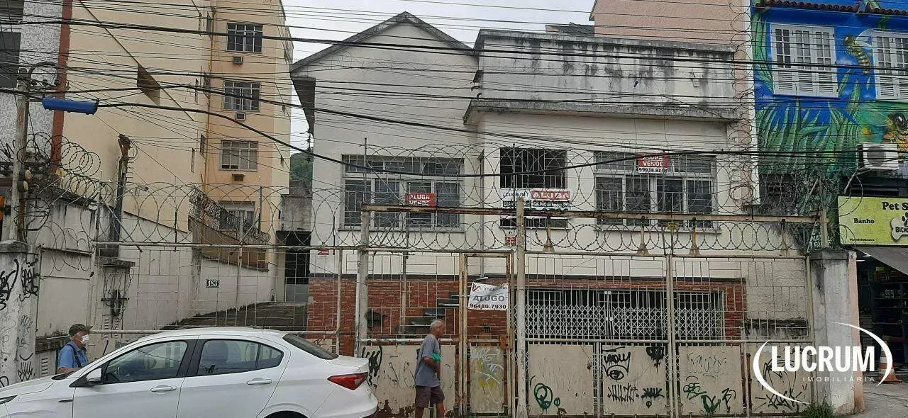 Casa Comercial/Residencial, podendo ser fracionada com valores menores, serve para moradia