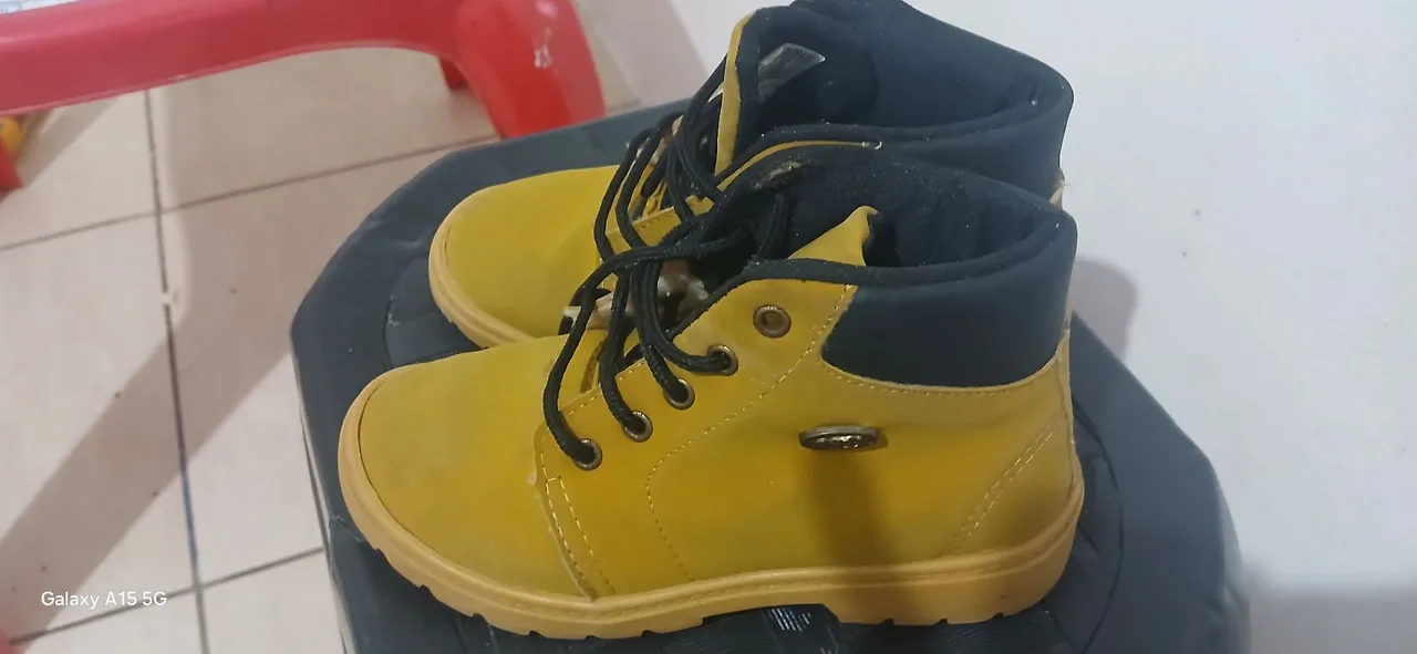 Botas Infantis - Amarelas com Detalhes em Preto