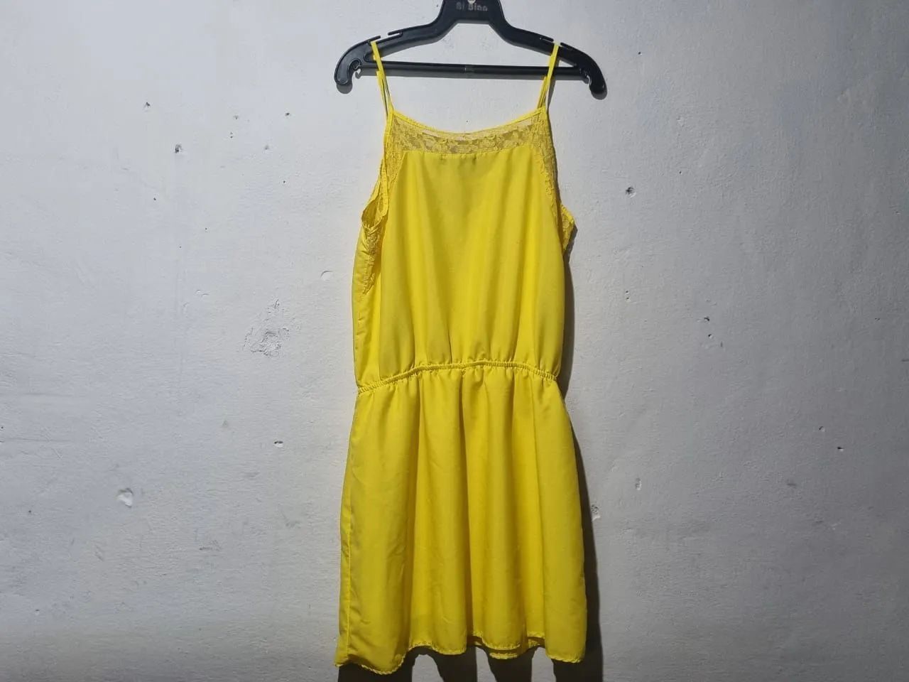 Vestido amarelo de alcinha 