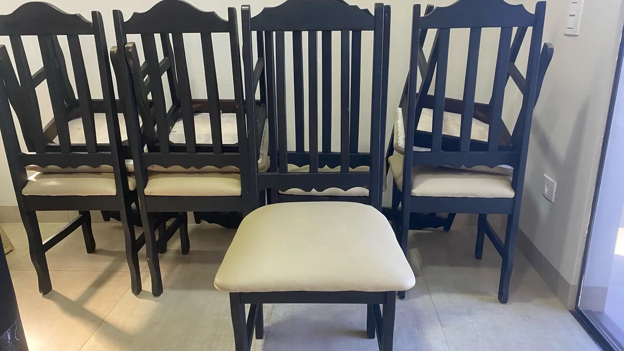 Vende se 8 cadeiras de Madeira.